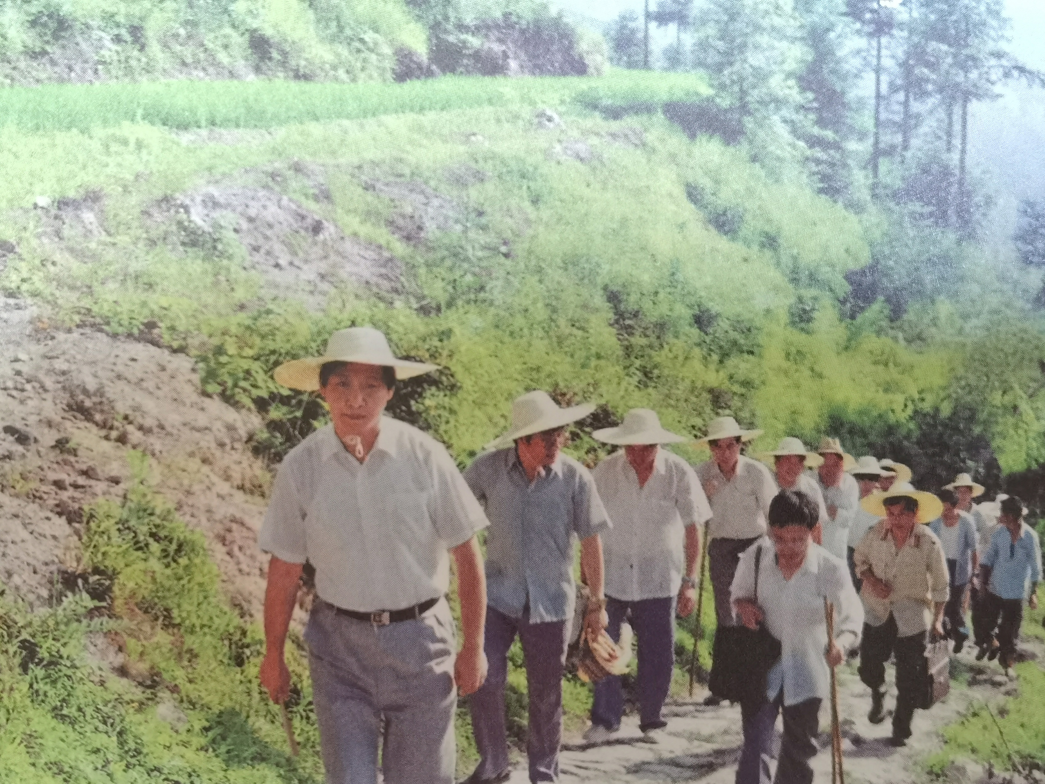 1989年7月，習(xí)近平冒著酷暑，帶頭步行到下黨鄉(xiāng)調(diào)研。