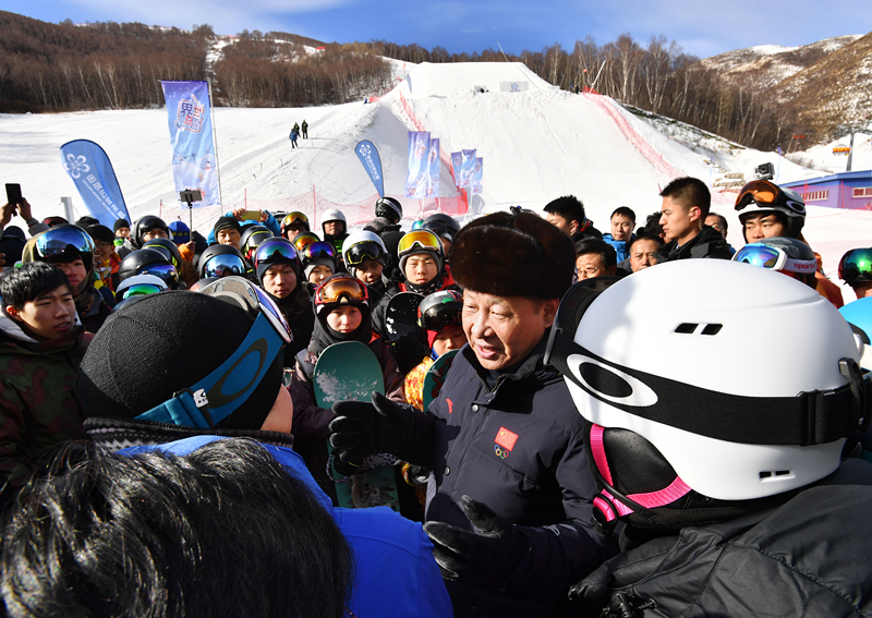2017年1月23日，習(xí)近平總書記在云頂滑雪場同正在集訓(xùn)的國家滑雪隊(duì)運(yùn)動員及滑雪愛好者親切交談。