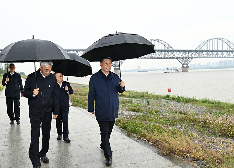 2023年10月10日，習近平總書記在江西省九江市長江國家文化公園九江城區(qū)段考察時，冒雨沿江堤步行察看沿岸風貌。