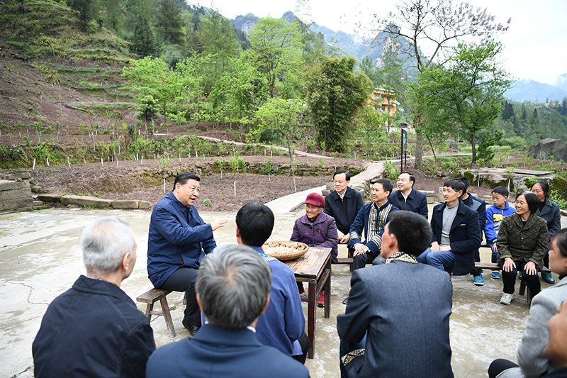2019年4月15日，習(xí)近平總書記在重慶石柱土家族自治縣中益鄉(xiāng)華溪村同村民代表、基層干部、扶貧干部、鄉(xiāng)村醫(yī)生等圍坐在一起，共話脫貧攻堅(jiān)。