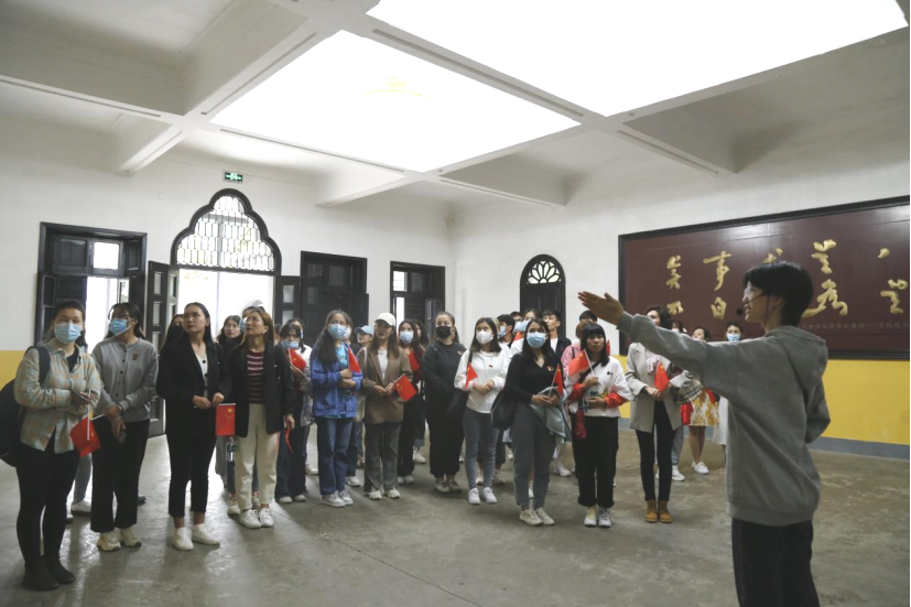 2021年5月20日，在喜迎中國(guó)共產(chǎn)黨建黨100周年之際，我校開展了少數(shù)民族學(xué)生“學(xué)黨史、感恩黨、跟黨走”紅色研學(xué)活動(dòng)。