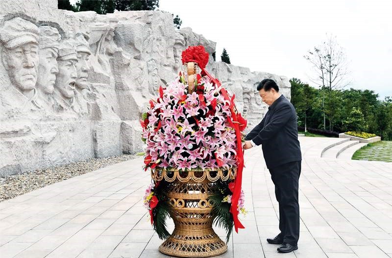 2021年4月25日至27日，中共中央總書記、國家主席、中央軍委主席習近平在廣西考察。這是25日上午，習近平在位于桂林市全州縣的紅軍長征湘江戰(zhàn)役紀念園，向湘江戰(zhàn)役紅軍烈士敬獻花籃。 新華社記者 謝環(huán)馳/攝
