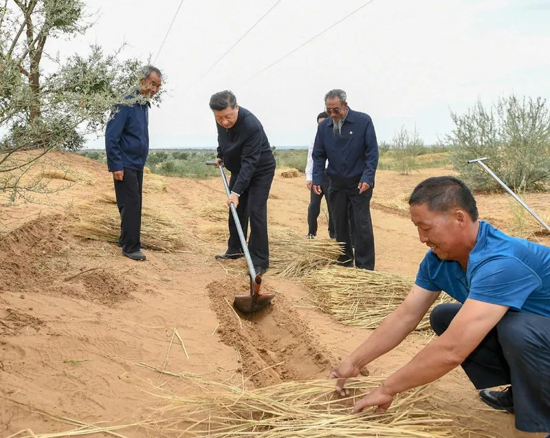 2019年8月21日，習(xí)近平來到甘肅省武威市古浪縣八步沙林場，實地察看當?shù)刂紊吃炝?、生態(tài)保護等情況。新華社記者 謝環(huán)馳 攝