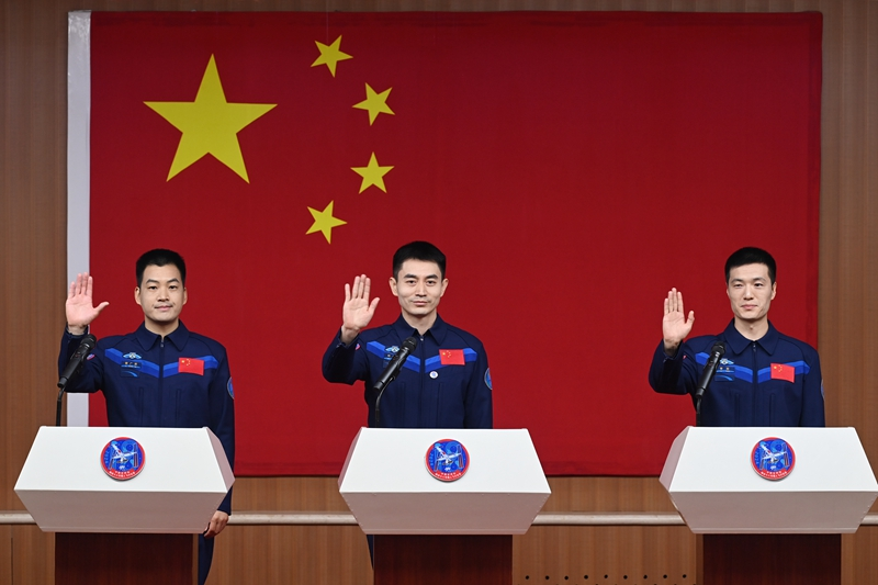 2024年月24日，神舟十八號(hào)載人飛行任務(wù)航天員葉光富（中）、李聰（右）、李廣蘇在酒泉衛(wèi)星發(fā)射中心問天閣與媒體記者集體見面。