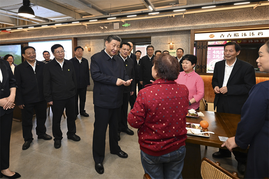 2024年4月22日下午，習近平在九龍坡區(qū)謝家灣街道民主村社區(qū)考察時，同正在社區(qū)食堂就餐的群眾親切交流。新華社記者 謝環(huán)馳 攝