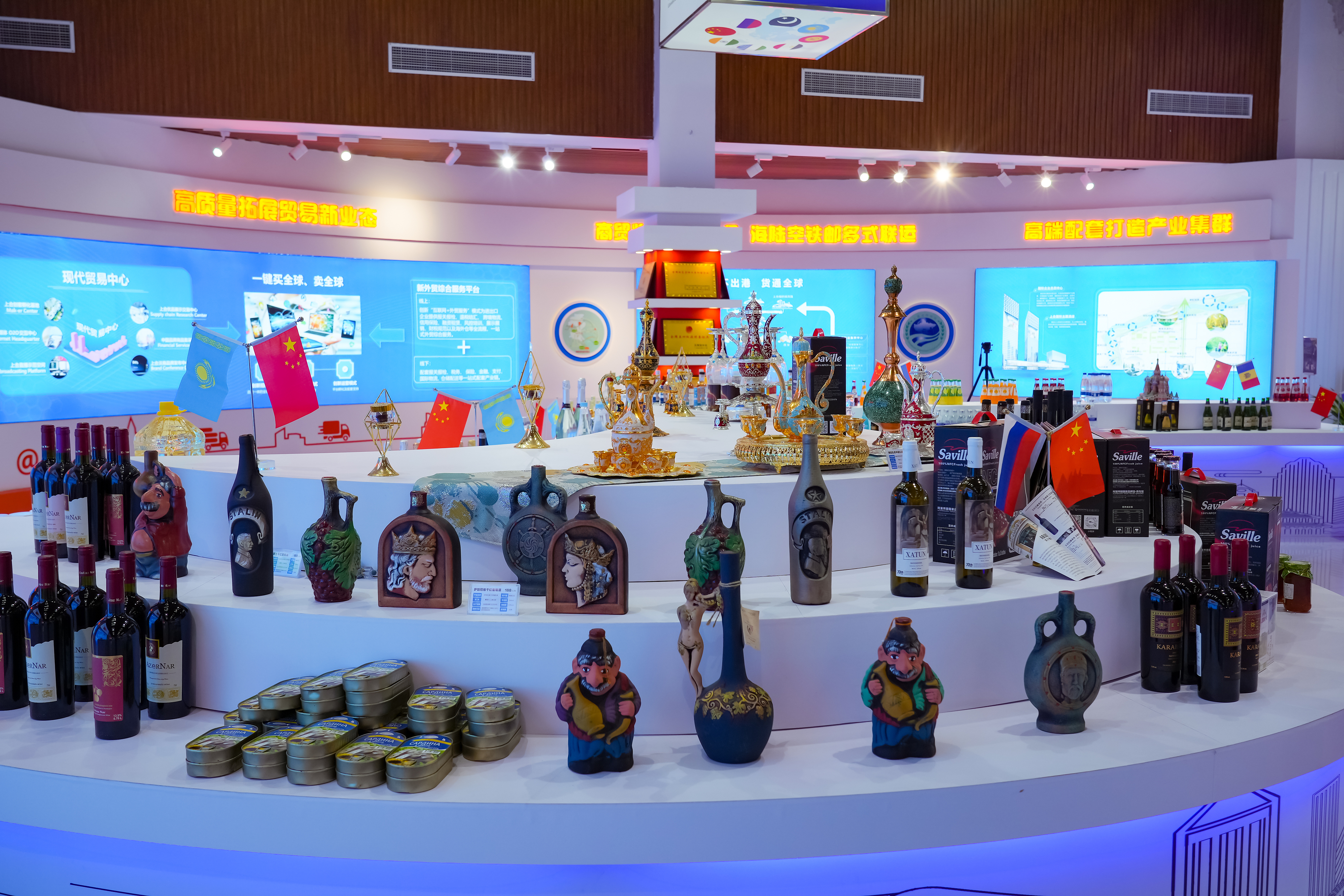 2022年10月19日，青島，上合示范區(qū)展出的上合國家特色商品。
