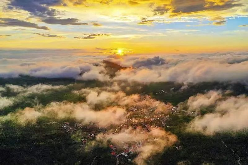 圖為云霧繚繞的軍營(yíng)村，群山盡翠，紅瓦掩映。廈門(mén)市委宣傳部供圖