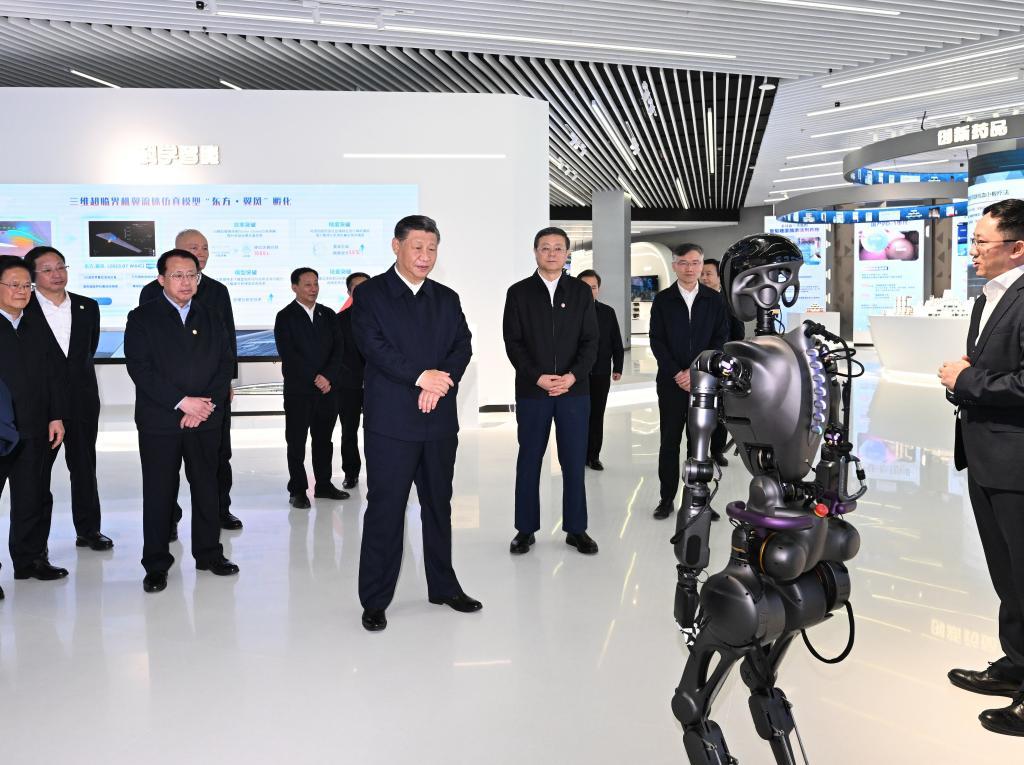 2023年11月28日下午，習(xí)近平在浦東新區(qū)張江科學(xué)城參觀上?？萍紕?chuàng)新成果展。新華社記者 謝環(huán)馳 攝