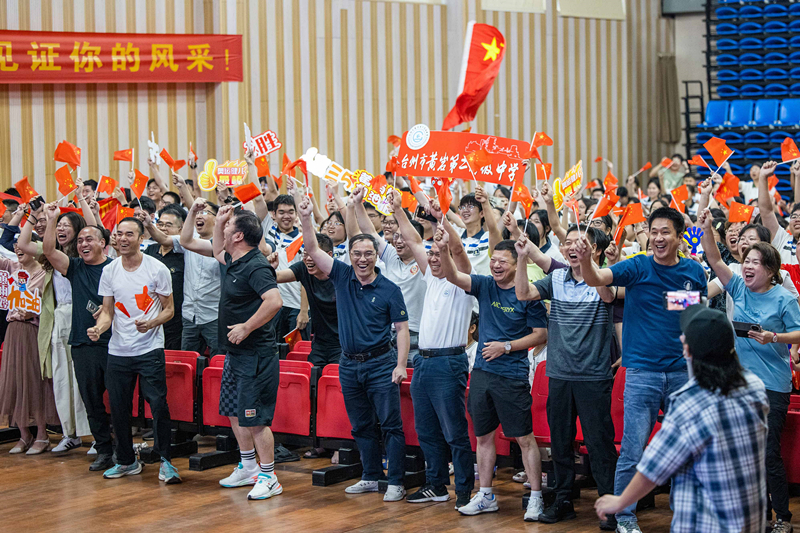北京時(shí)間7月27日，2024年巴黎奧運(yùn)會(huì)首個(gè)比賽日，在射擊10米氣步槍混合團(tuán)體比賽中，中國(guó)選手黃雨婷/盛李豪獲得金牌。圖為黃雨婷的母校師生們通過(guò)收看奧運(yùn)直播的方式為她加油助威。