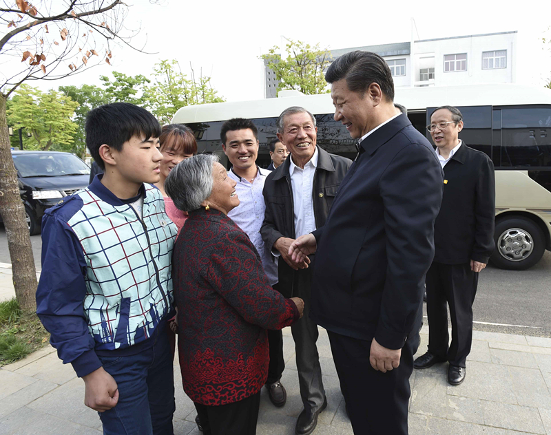 2016年4月25日，習(xí)近平在安徽省滁州市鳳陽縣小崗村看望當(dāng)年大包干帶頭人嚴(yán)金昌（右三）一家。